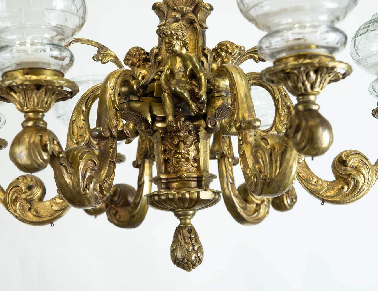 Антикварная бронзовая люстра с путти