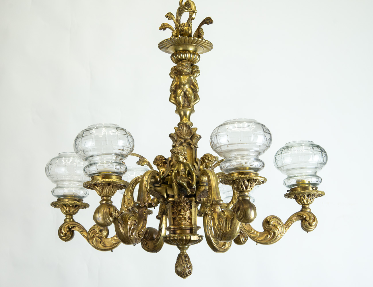 Антикварная бронзовая люстра с путти