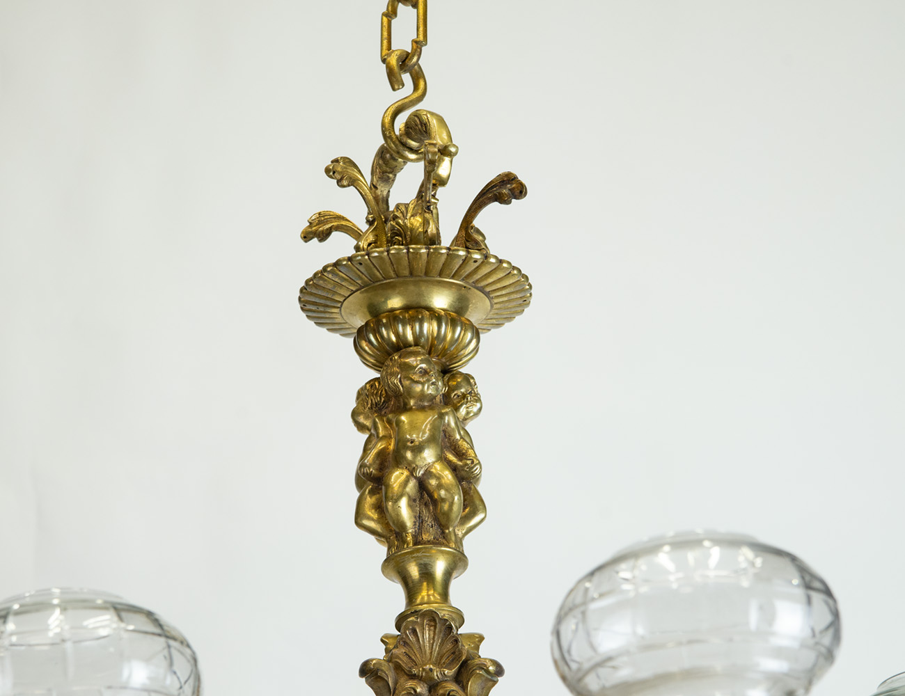 Антикварная бронзовая люстра с путти