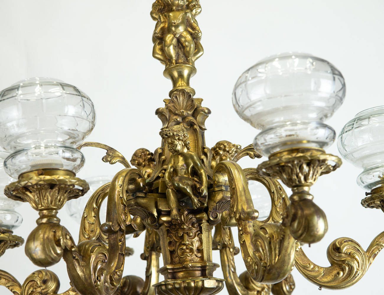 Антикварная бронзовая люстра с путти