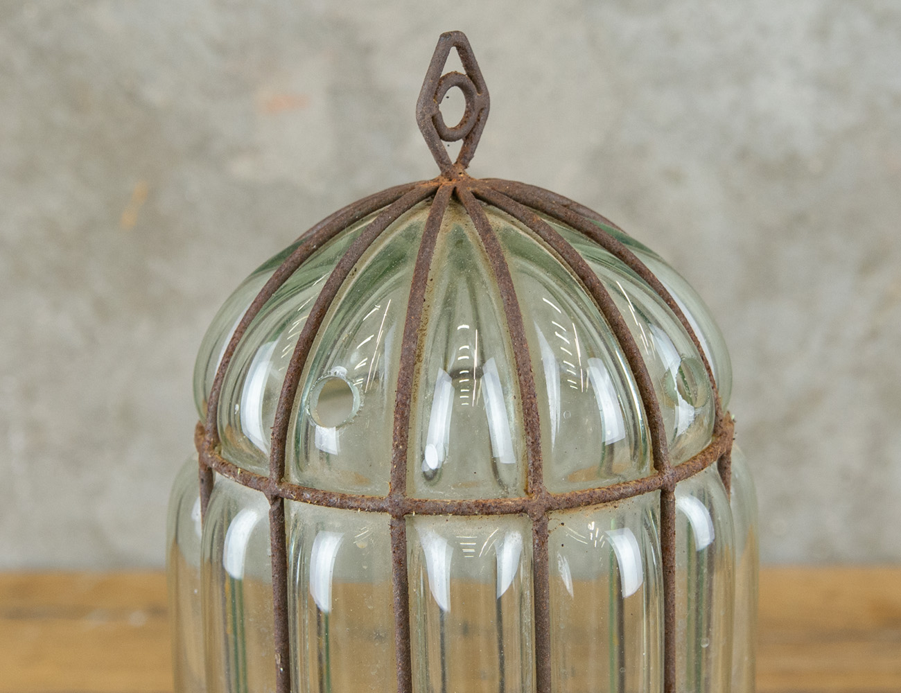 Старинный фонарь выдувного стекла