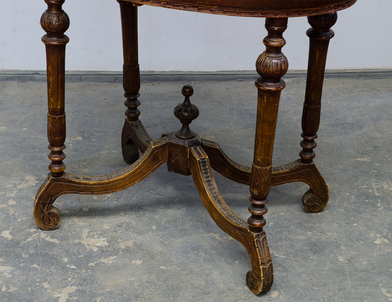 Антикварный гостиный стол