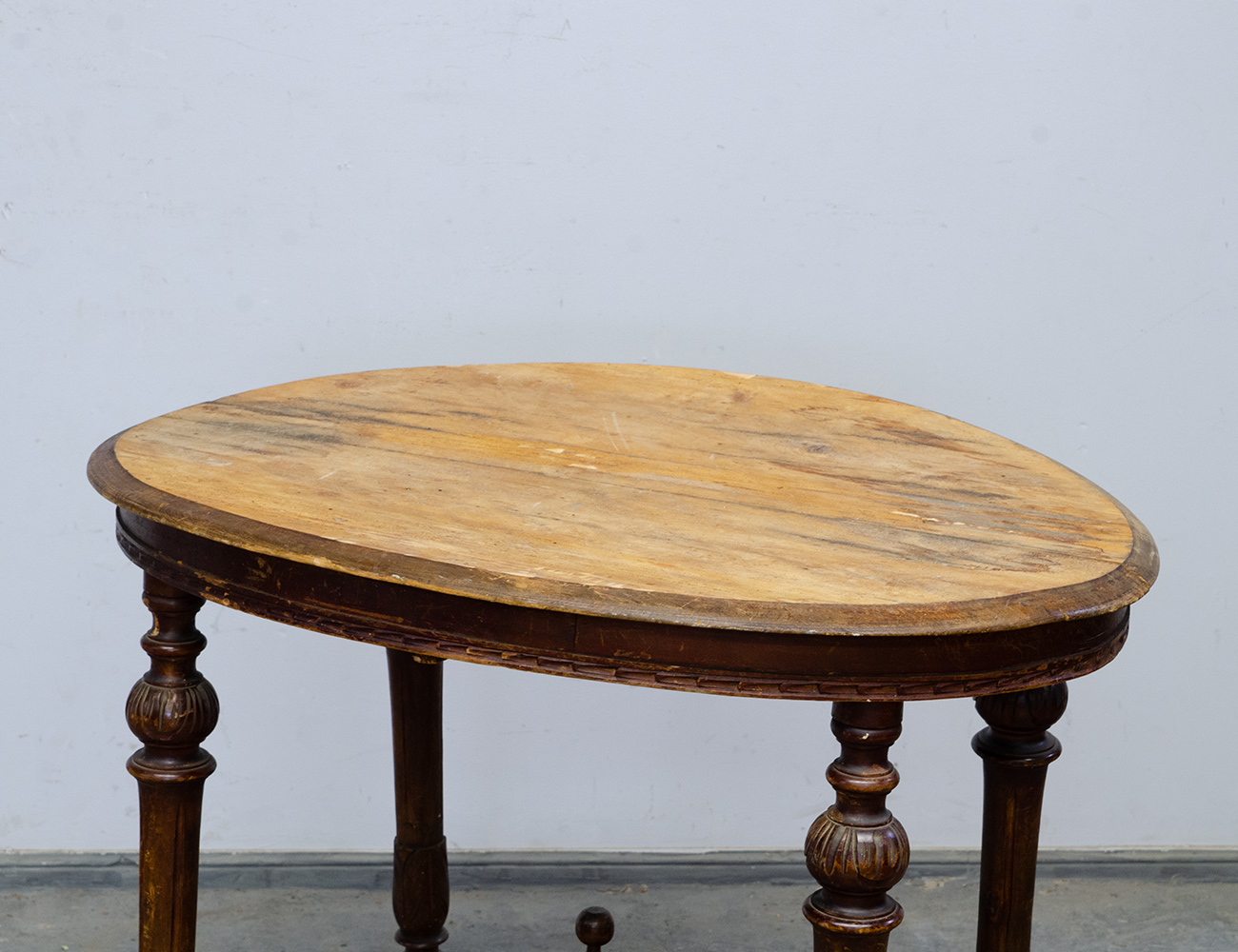 Антикварный гостиный стол