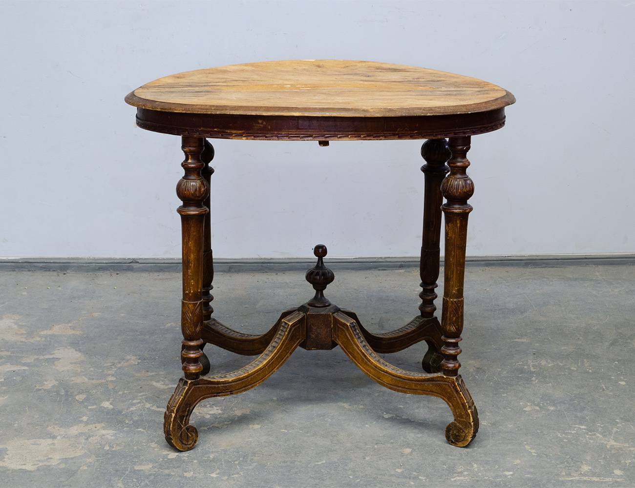 Антикварный гостиный стол