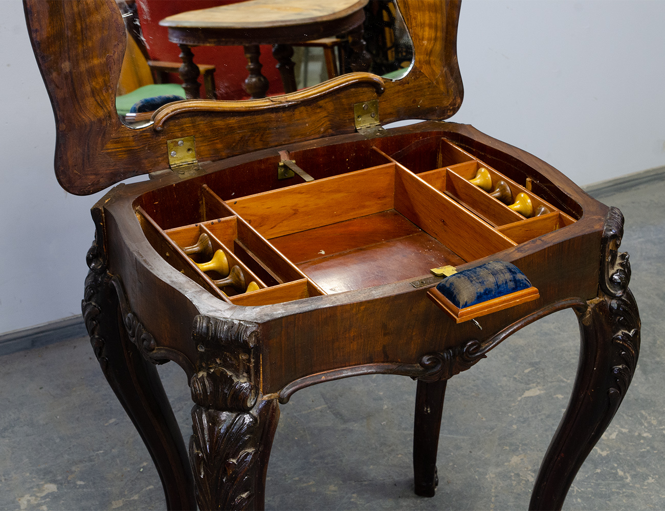 Антикварный столик для рукоделия, 19 век