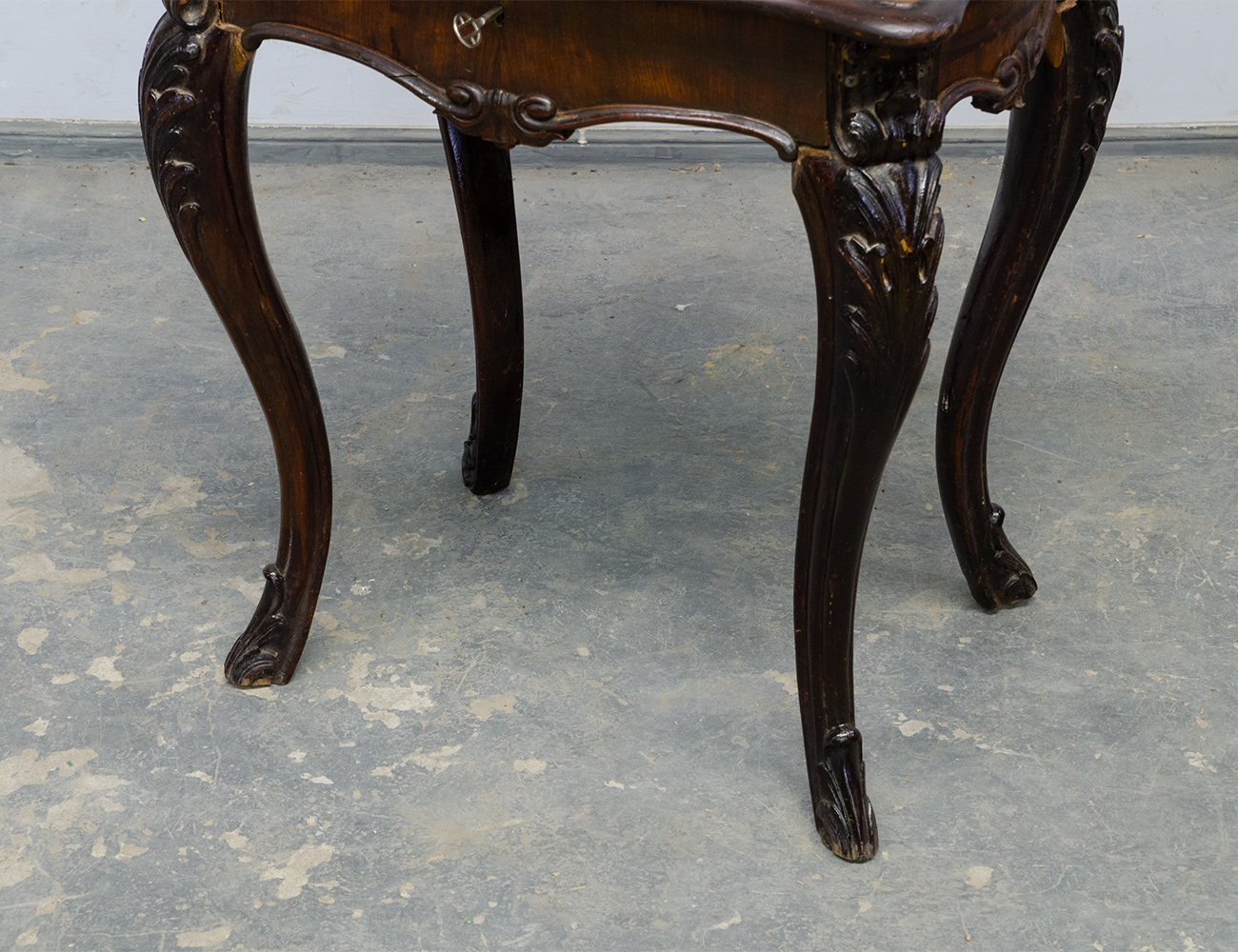 Антикварный столик для рукоделия, 19 век