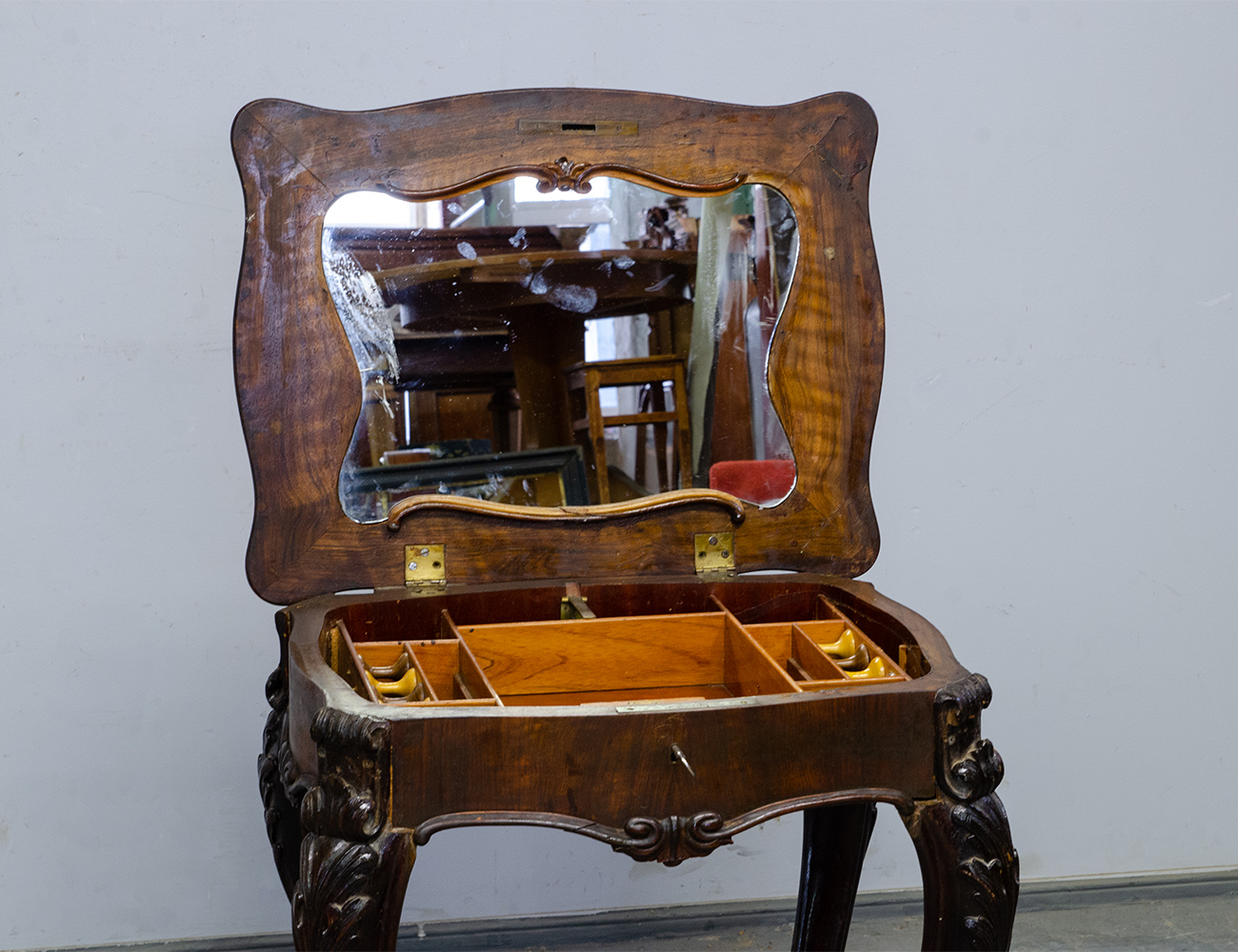 Антикварный столик для рукоделия, 19 век