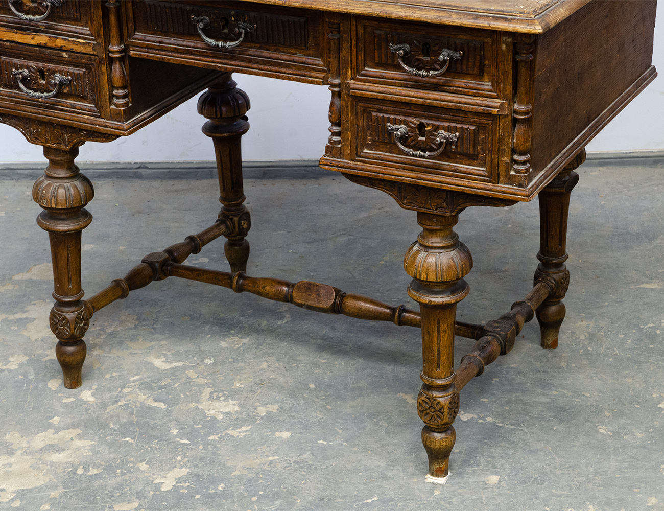 Антикварный письменный стол