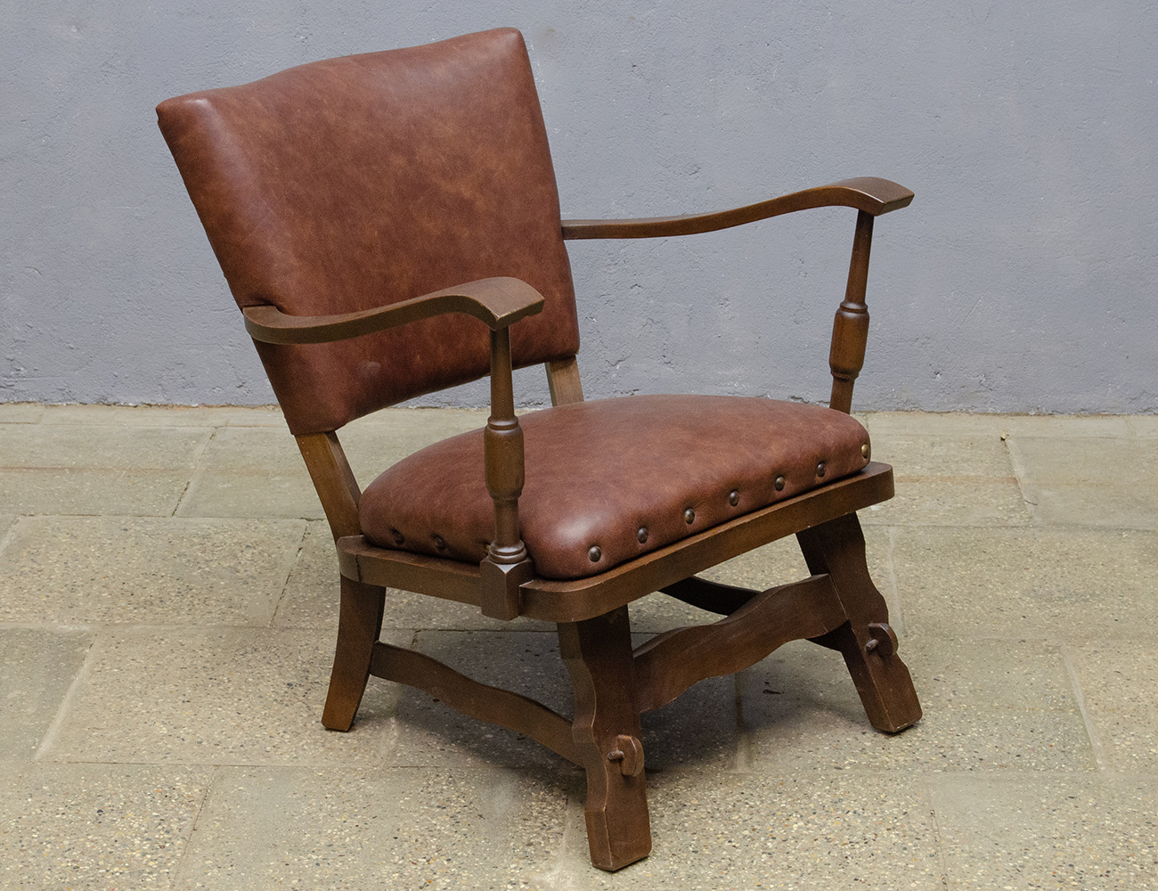 Кресло из массива