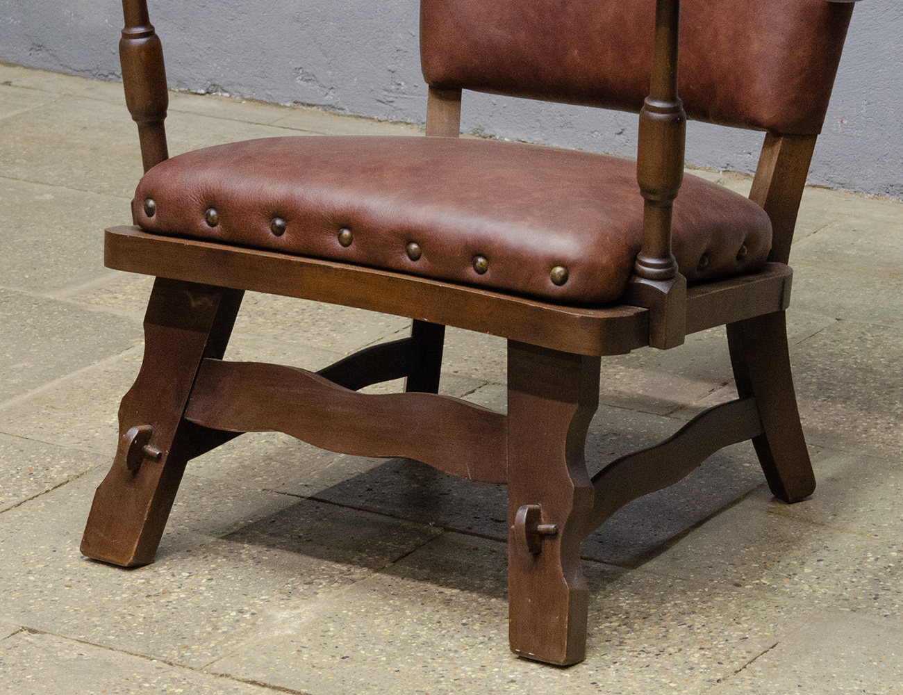 Кресло из массива