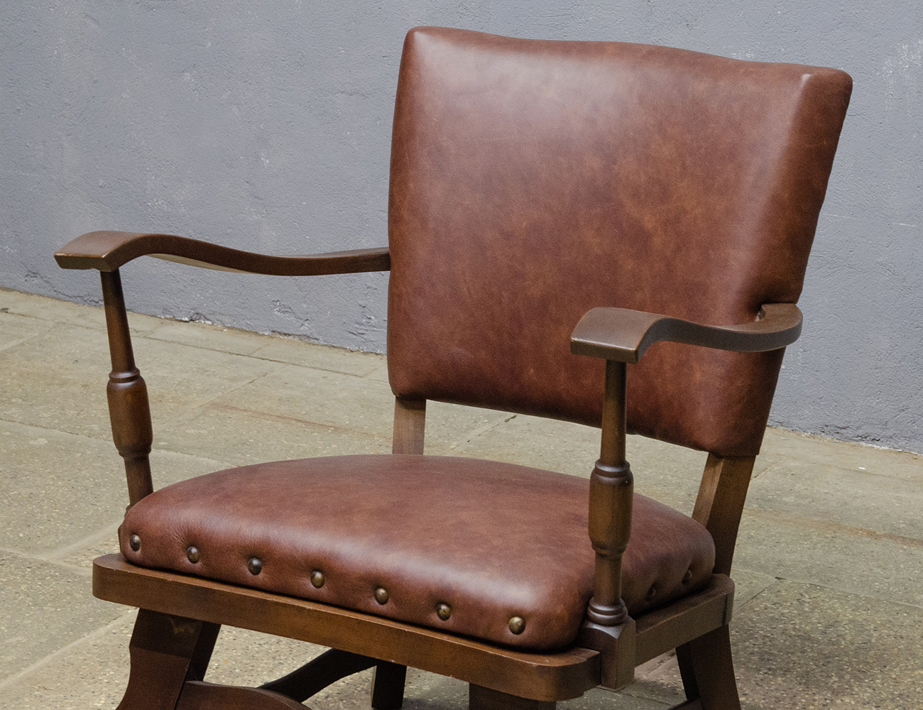 Кресло из массива