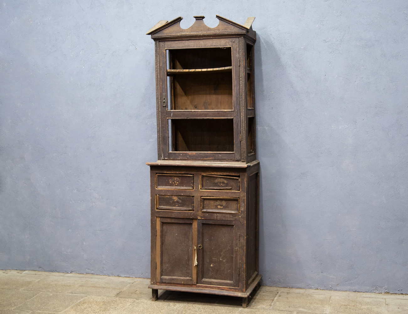 Антикварная посудная горка