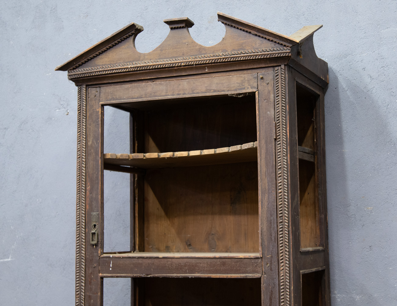 Антикварная посудная горка