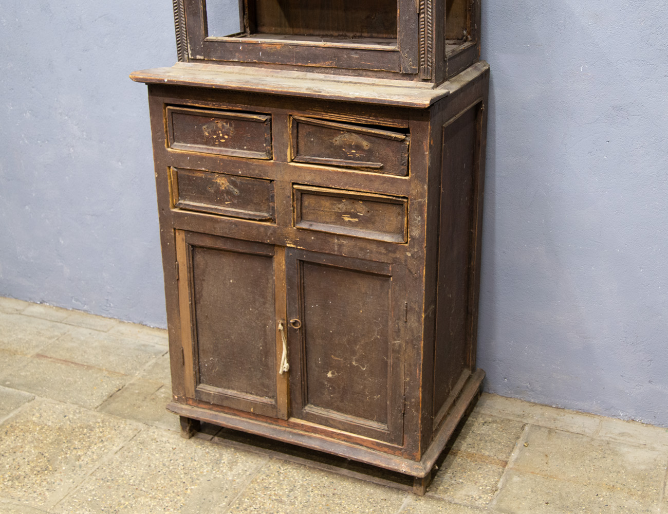 Антикварная посудная горка