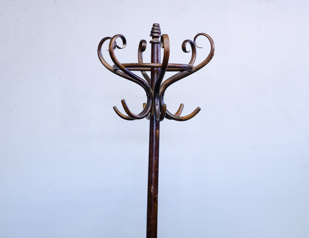 Антикварная венская напольная вешалка Тонет