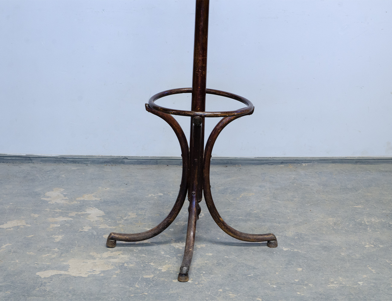 Антикварная венская напольная вешалка Тонет