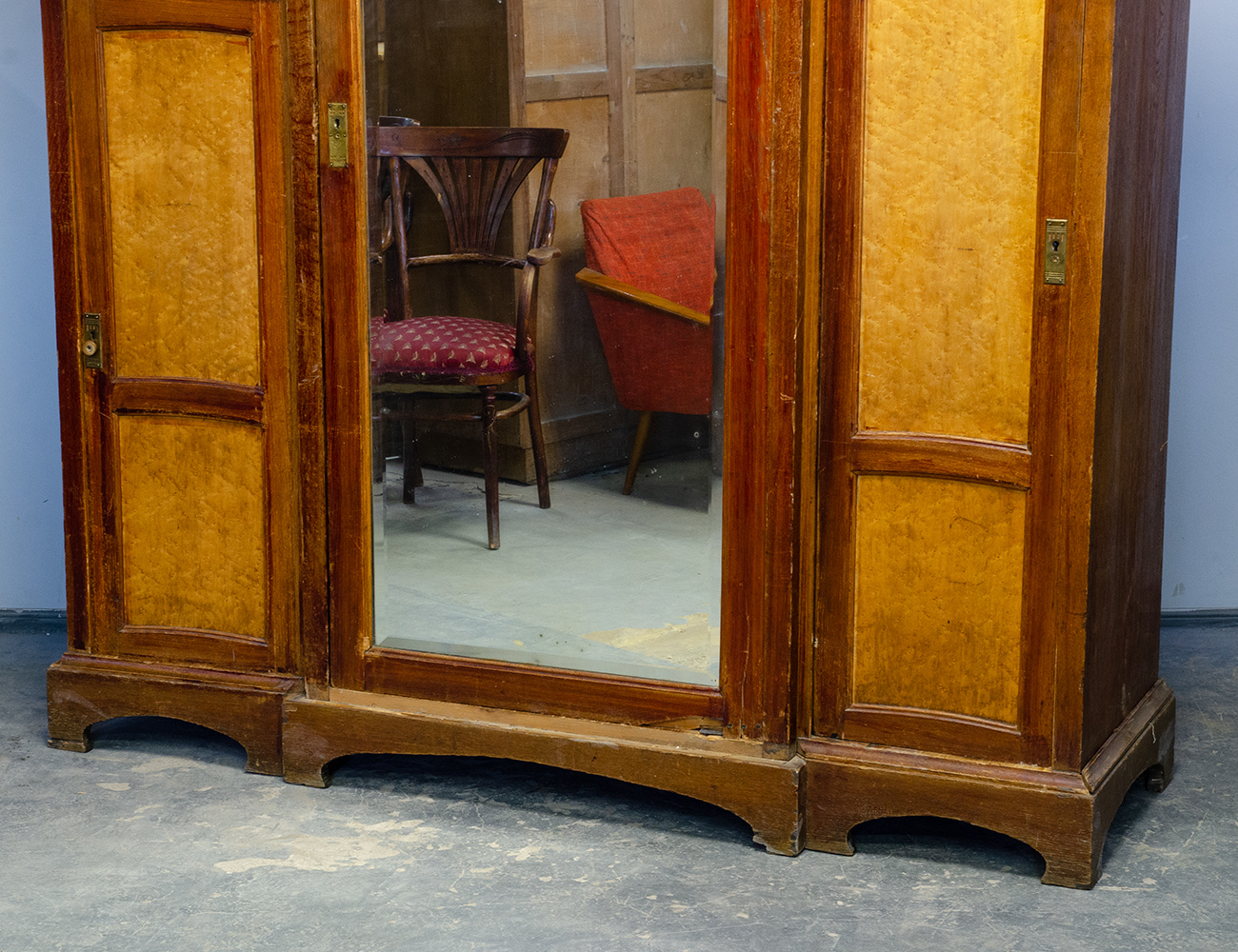 Антикварный платяной шкаф, модерн