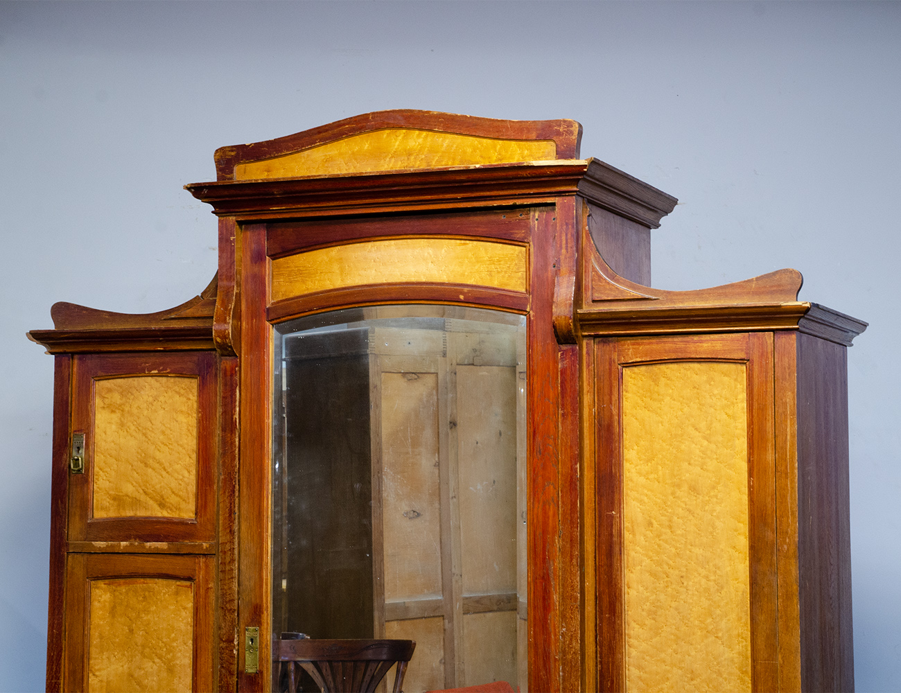 Антикварный платяной шкаф, модерн