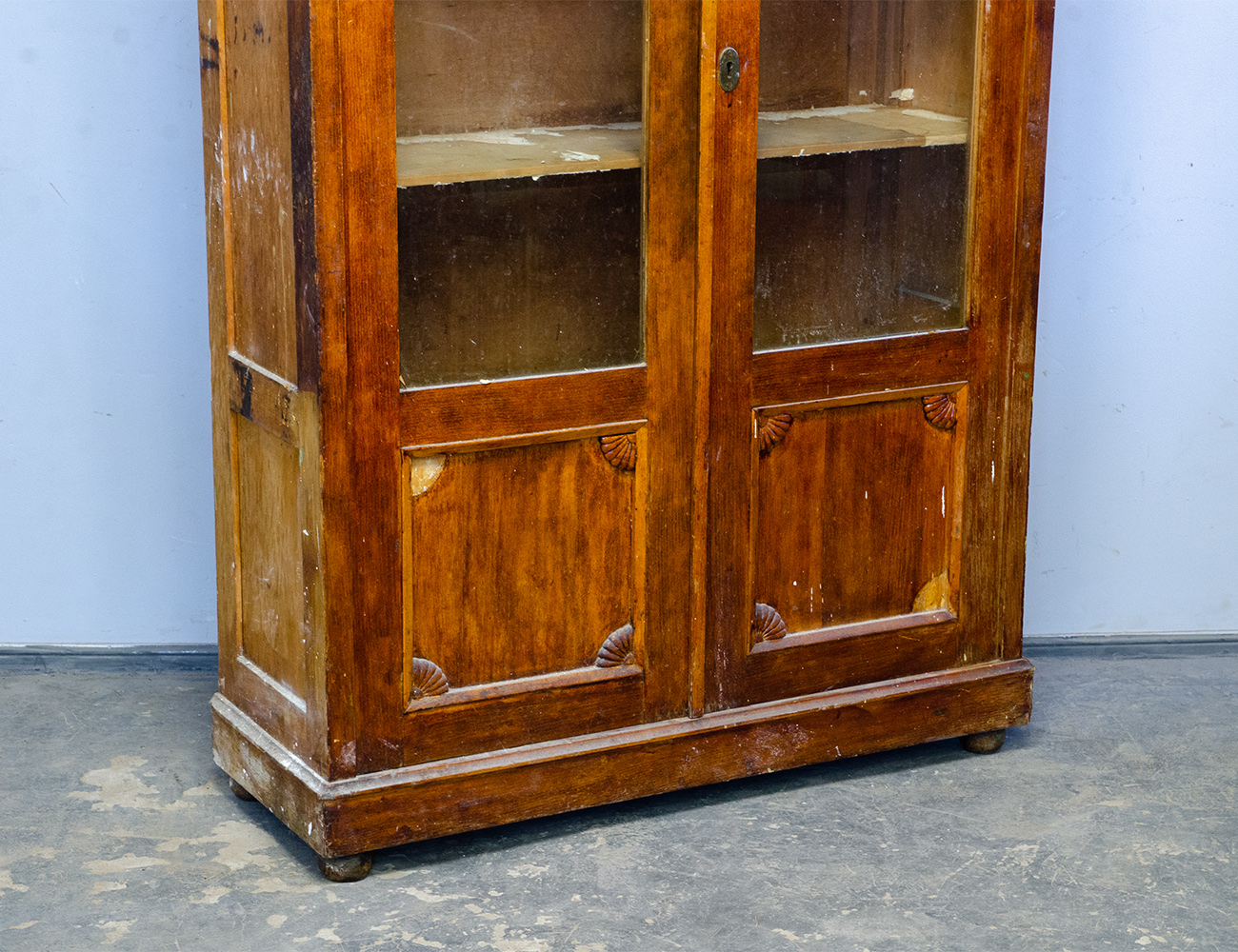 Старинный книжный шкаф