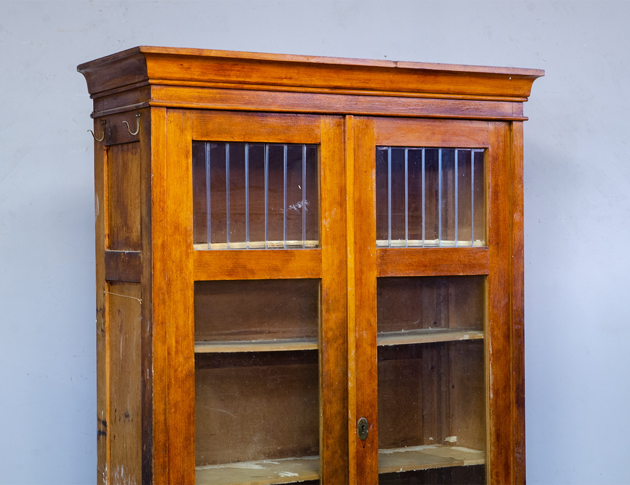 Старинный книжный шкаф