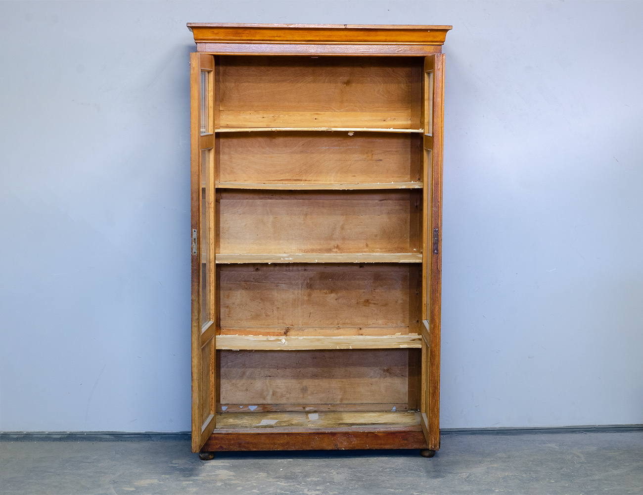 Старинный книжный шкаф