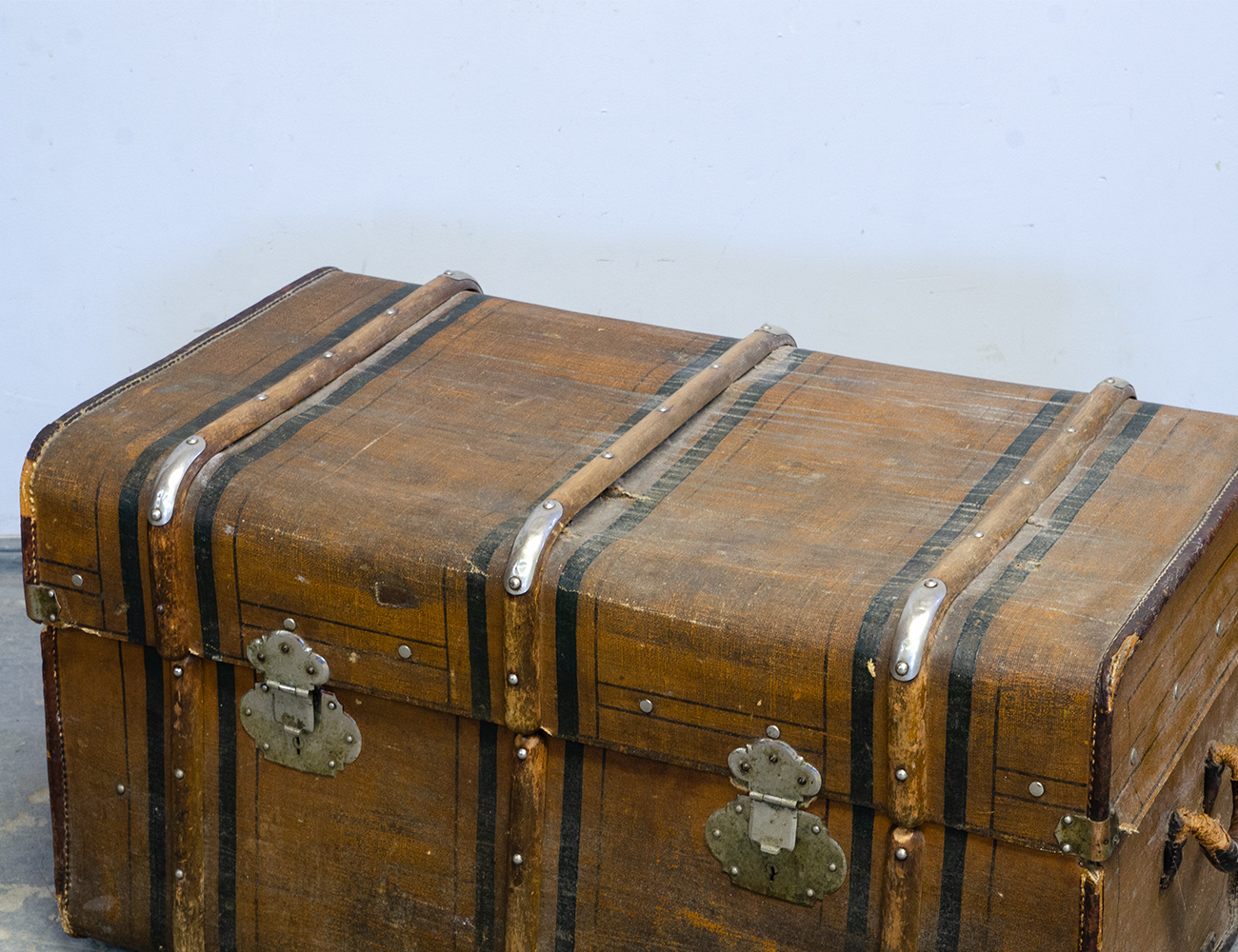 Антикварный дорожный сундук