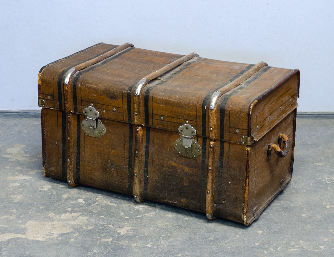 Антикварный дорожный сундук