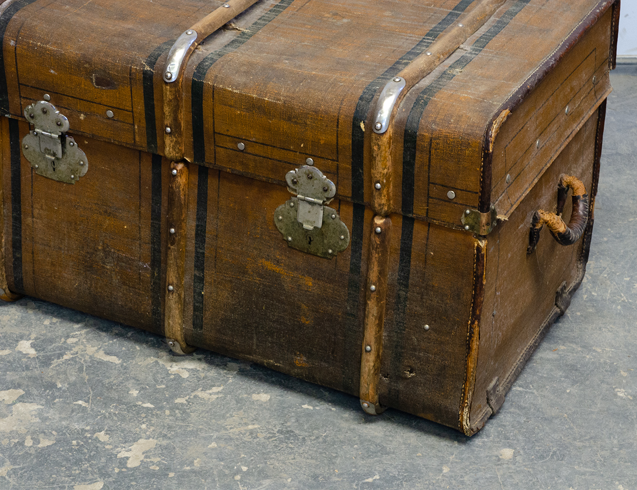 Антикварный дорожный сундук