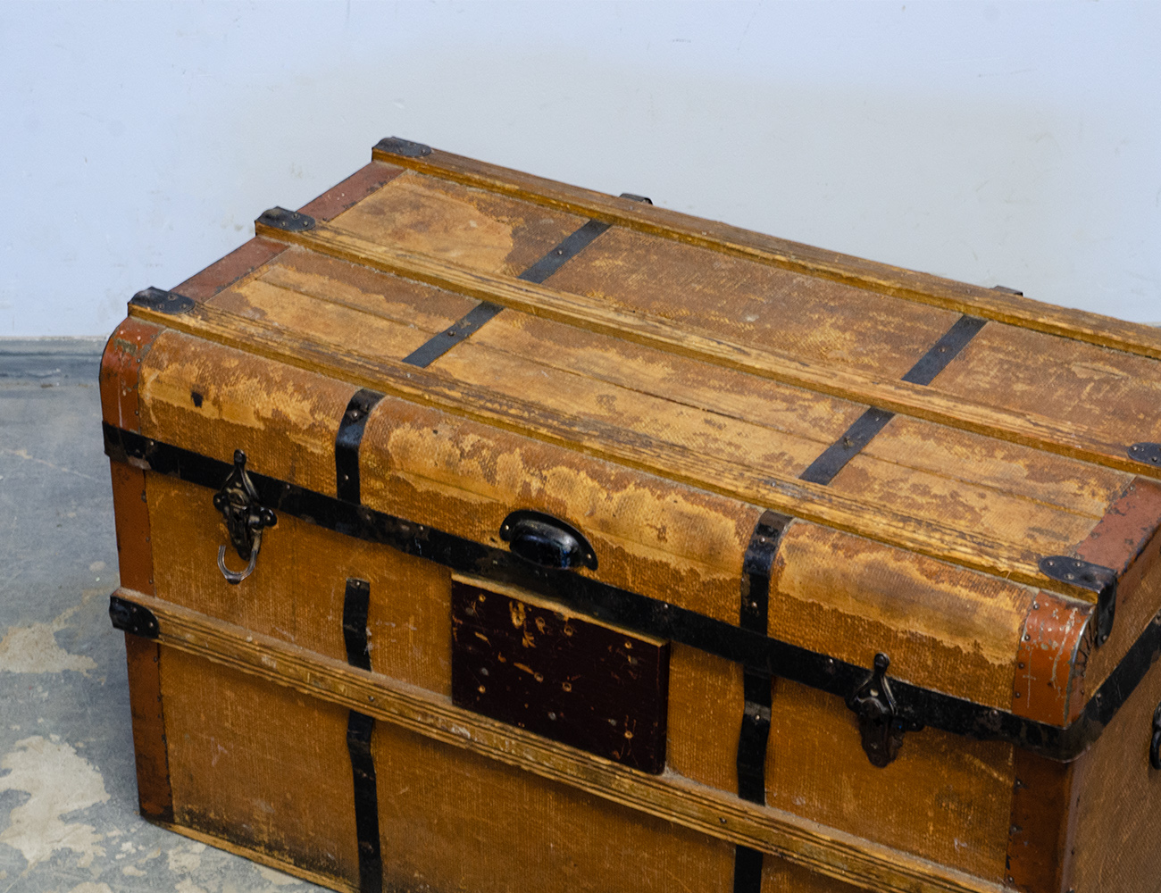 Антикварный дорожный сундук