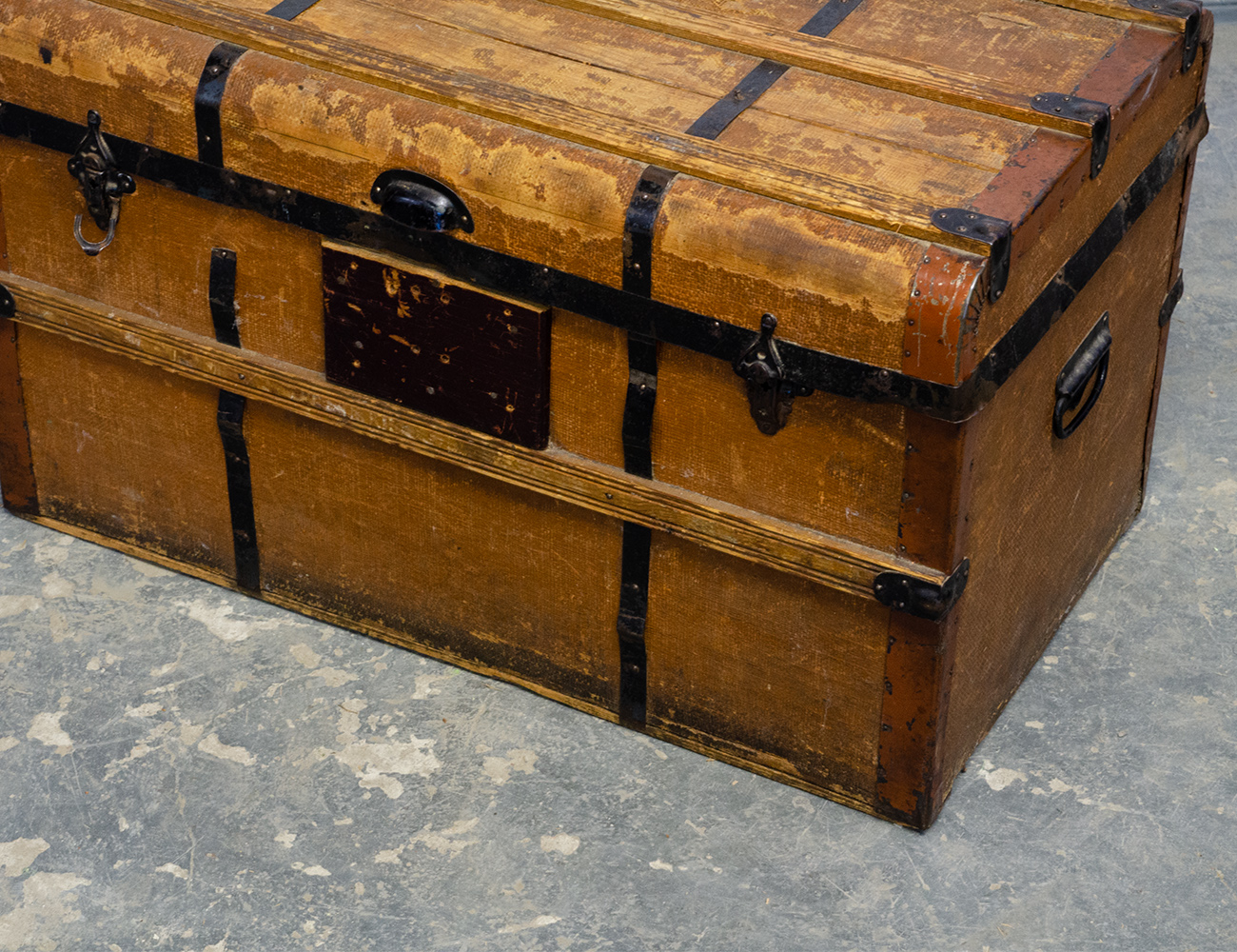 Антикварный дорожный сундук