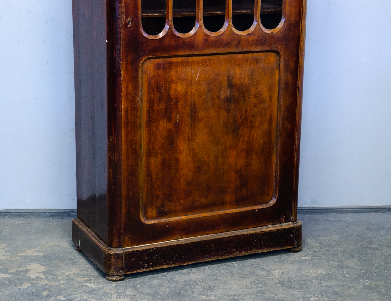 Антикварный кабинетный шкаф красного дерева