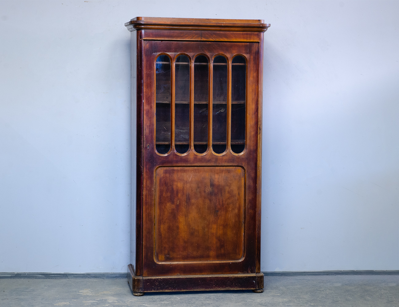 Антикварный кабинетный шкаф красного дерева