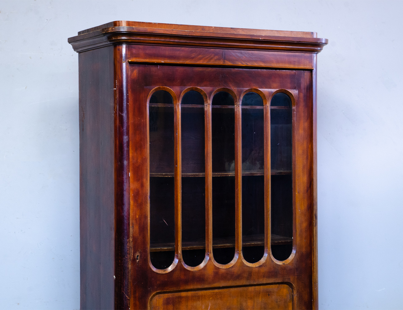 Антикварный кабинетный шкаф красного дерева