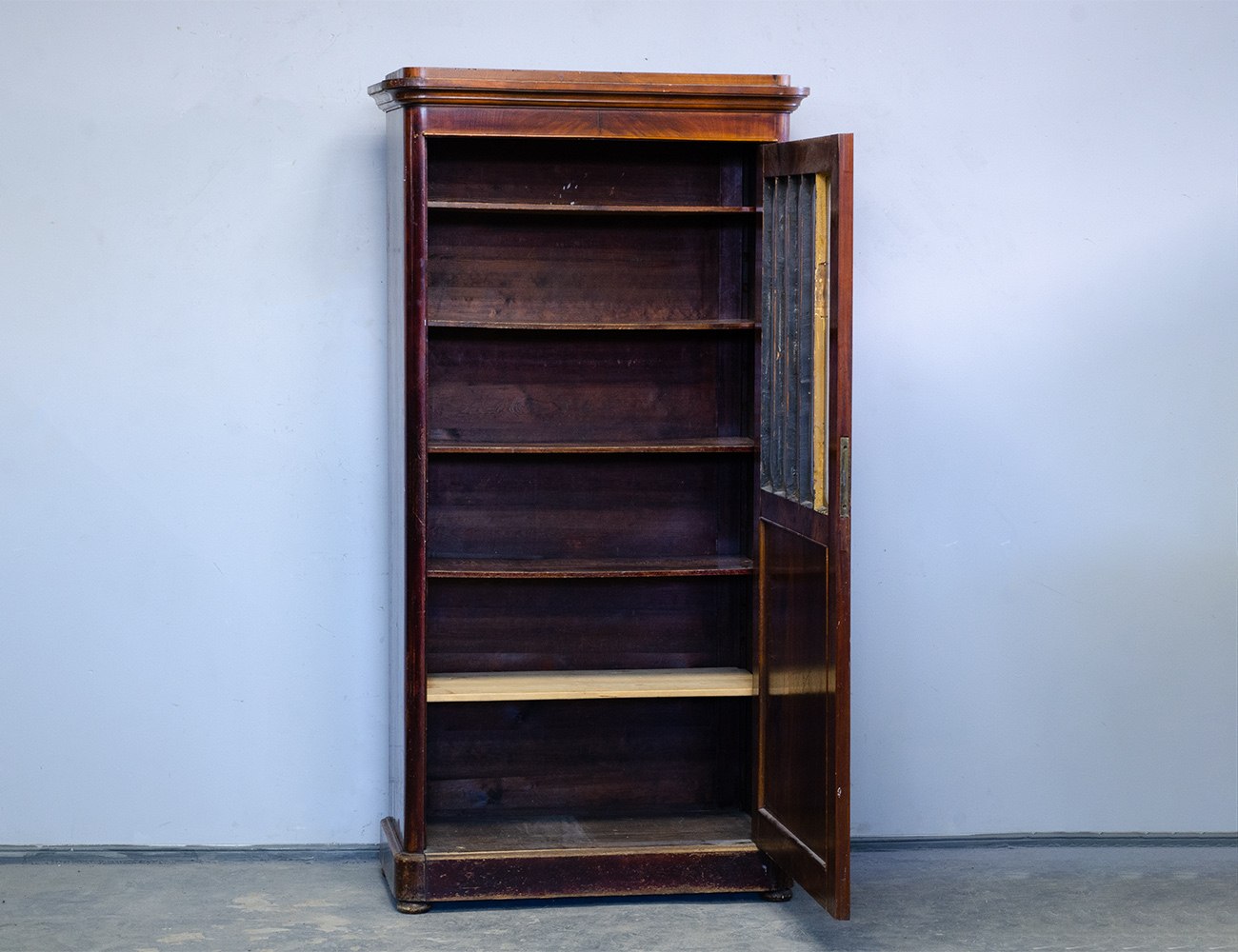 Антикварный кабинетный шкаф красного дерева