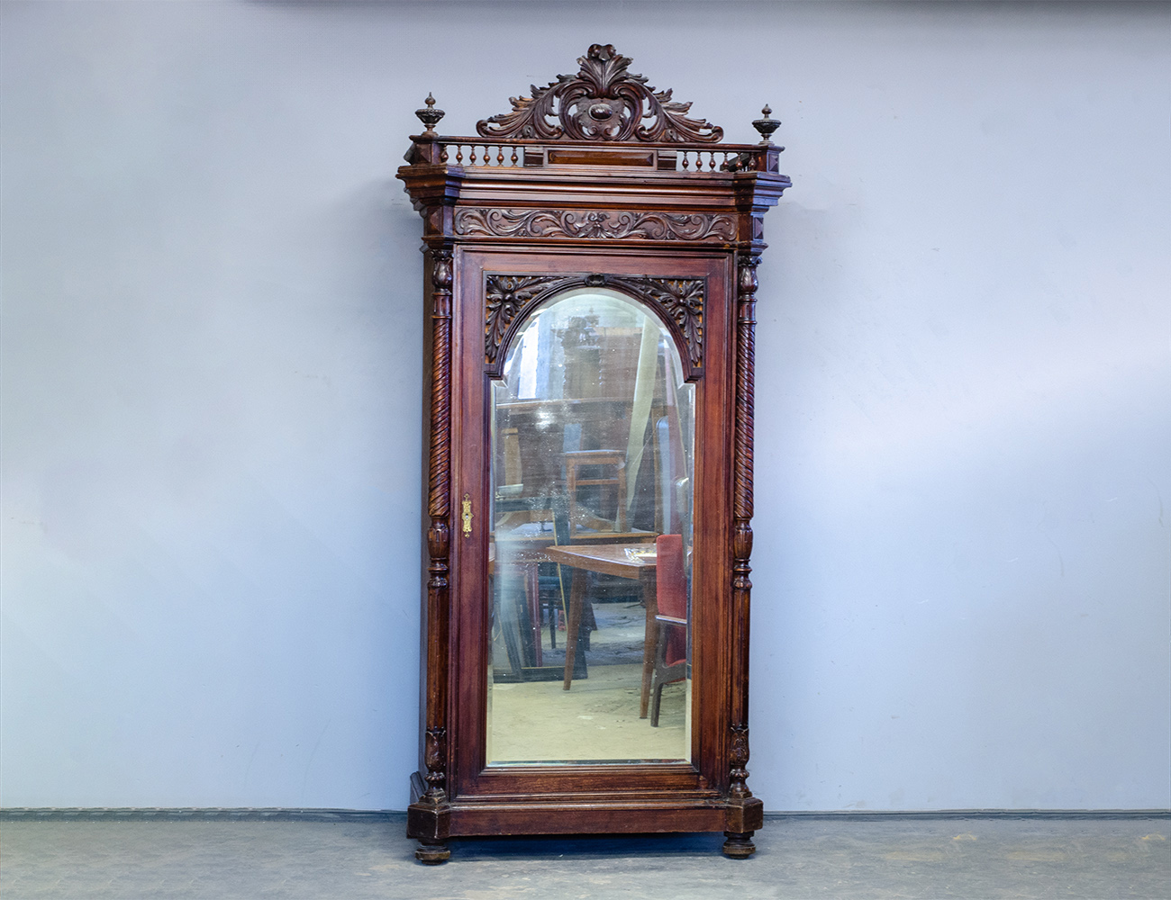 Антикварный платяной шкаф, 19 век