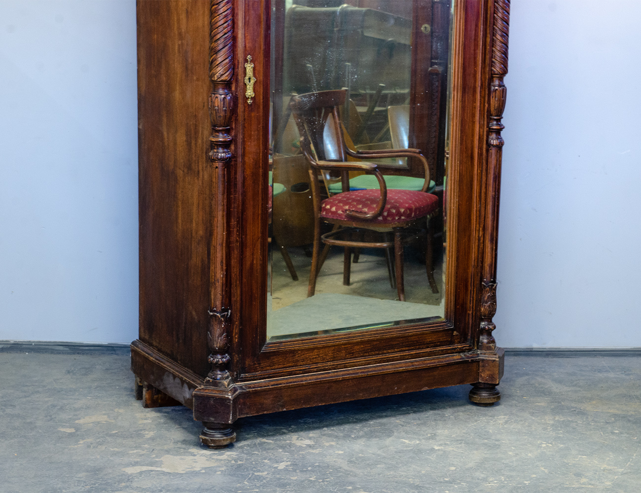 Антикварный платяной шкаф, 19 век