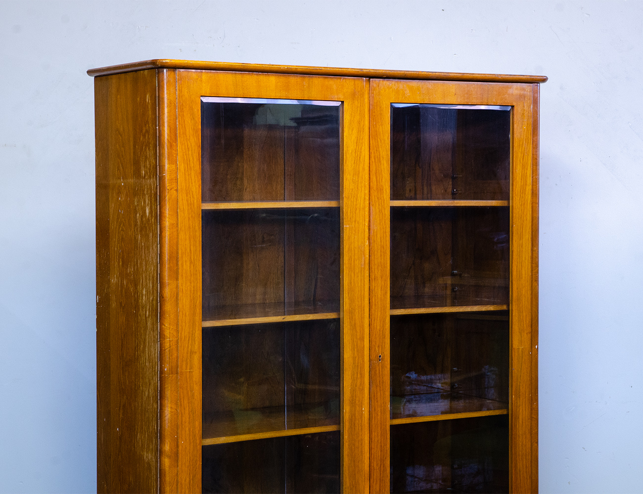 Винтажный книжный шкаф