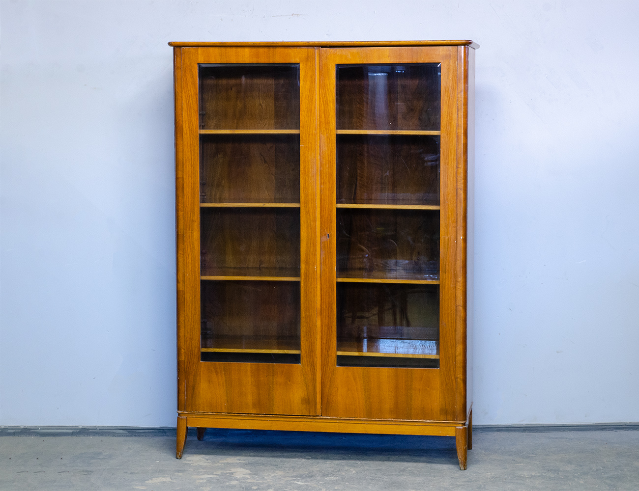 Винтажный книжный шкаф