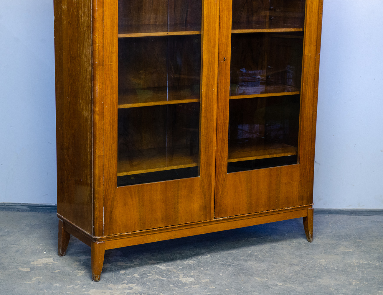 Винтажный книжный шкаф