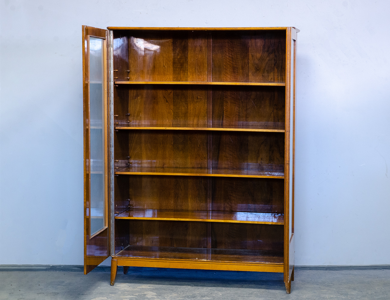 Винтажный книжный шкаф