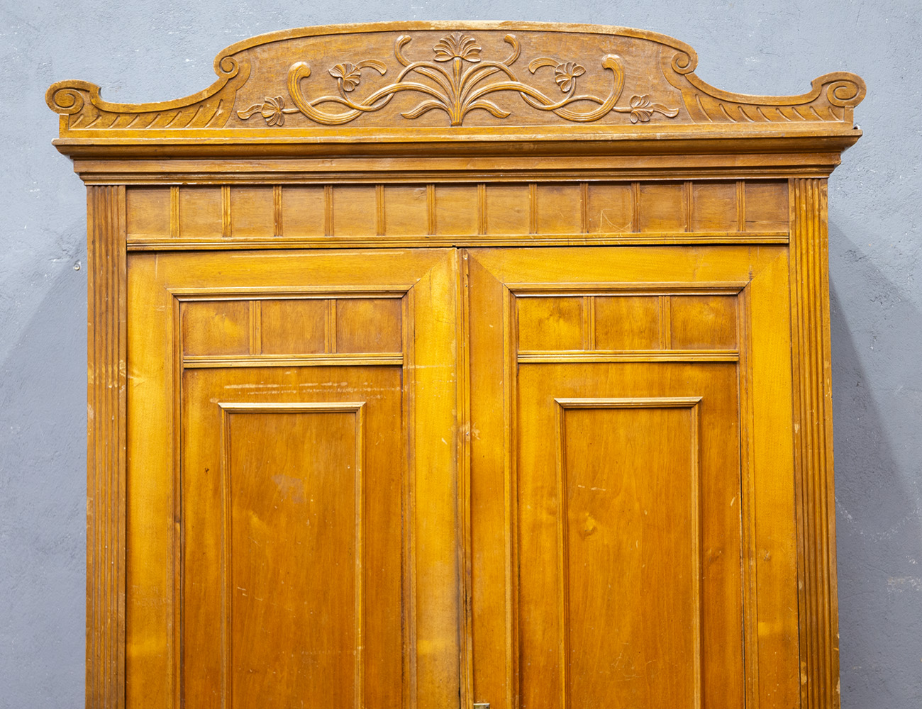 Старинный платяной шкаф в стиле модерн