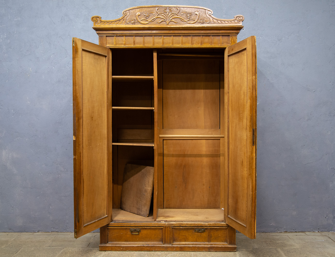 Старинный платяной шкаф в стиле модерн