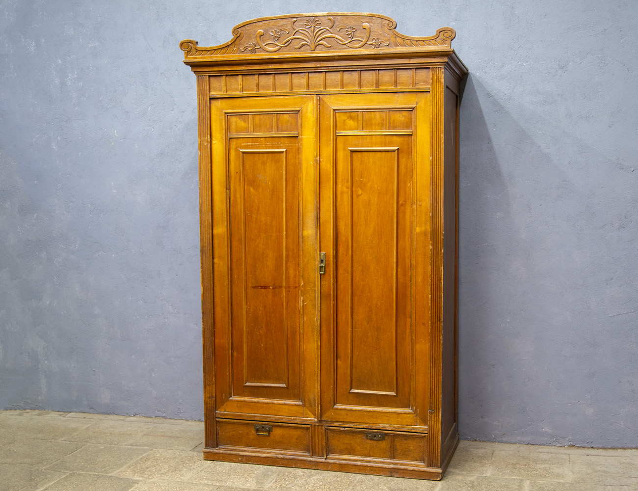 Старинный платяной шкаф в стиле модерн