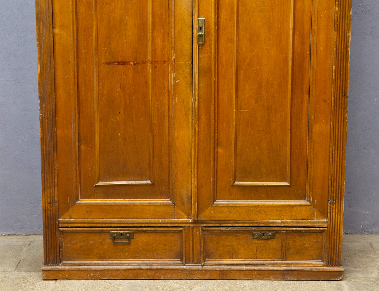 Старинный платяной шкаф в стиле модерн