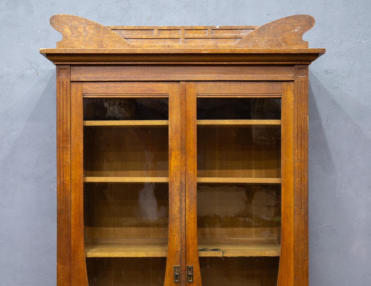 Антикварный дубовый шкаф, модерн