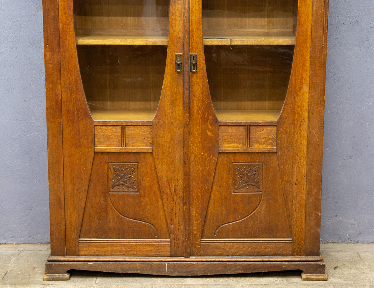 Антикварный дубовый шкаф, модерн