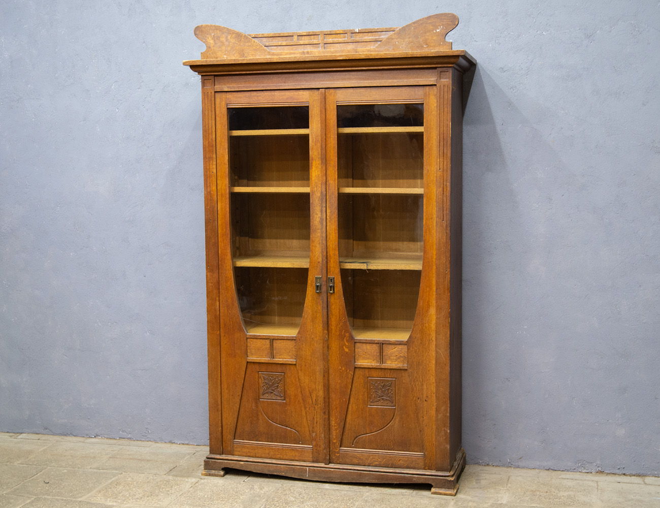 Антикварный дубовый шкаф, модерн