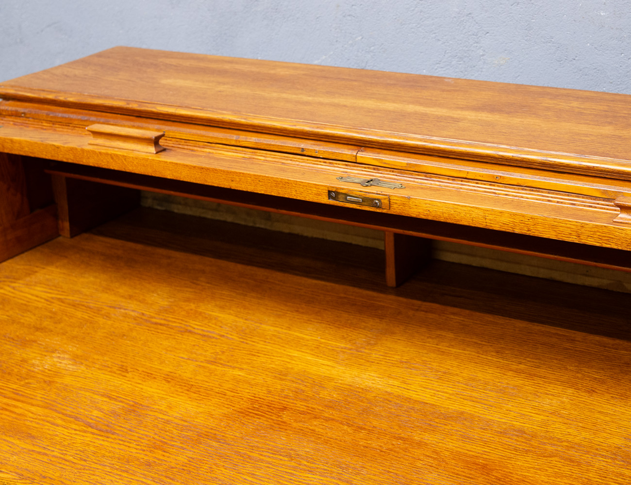 Старинное дубовое бюро