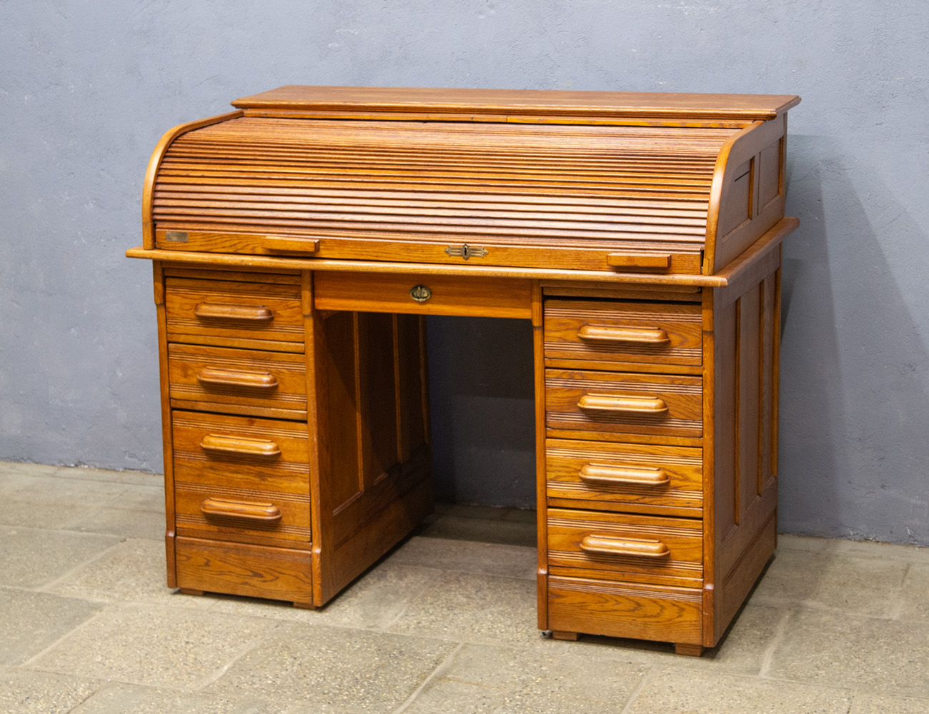 Старинное дубовое бюро