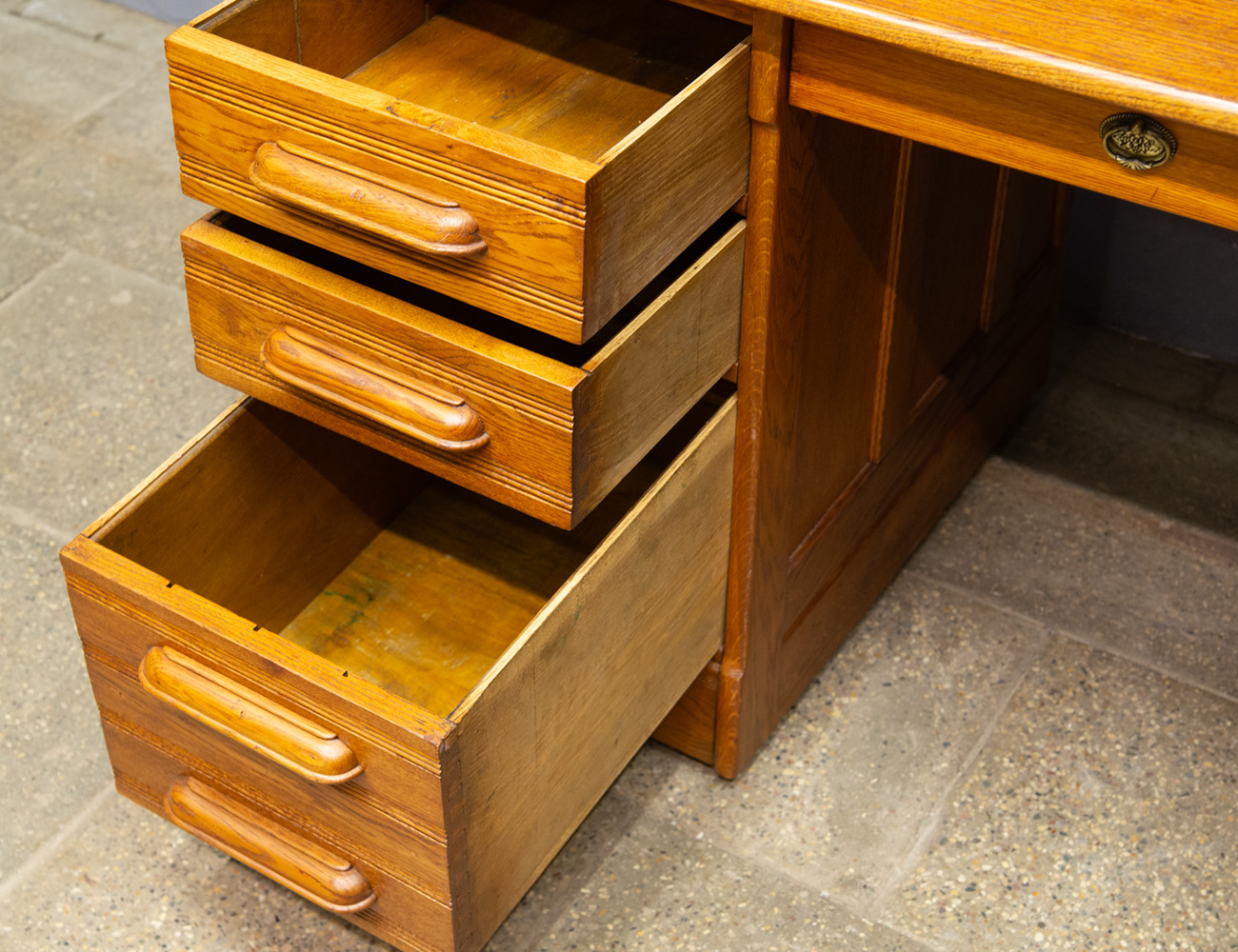 Старинное дубовое бюро